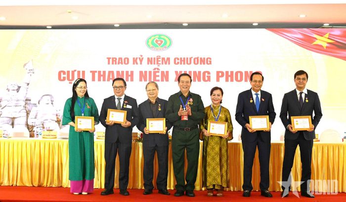  Hội Cựu thanh niên xung phong trao kỷ niệm chương tặng các đại biểu.  