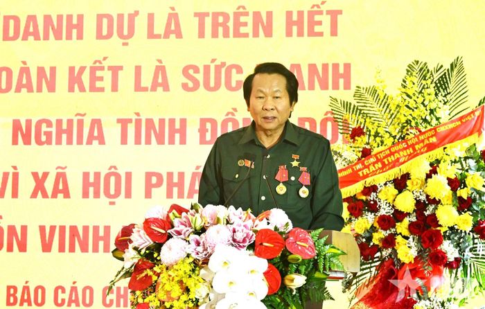 Đồng chí Thân Đức Nam, Phó chủ tịch Hội Cựu TNXP Việt Nam trình bày báo cáo chính trị. 