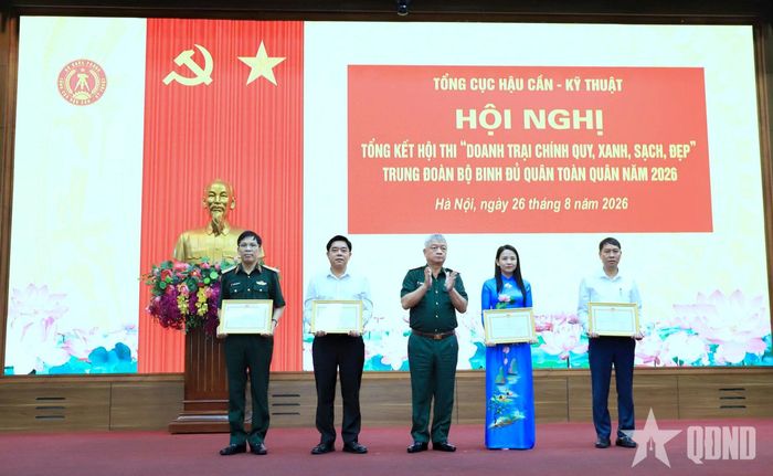 Thượng tướng Nguyễn Quang Ngọc trao Bằng khen của Bộ Quốc phòng tặng các tập thể có thành tích xuất sắc trong tham mưu, tổ chức hội thi. 