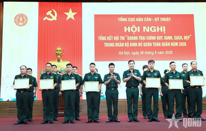 Thủ trưởng Tổng cục Hậu cần-Kỹ thuật trao Bằng khen tặng các tập thể, cá nhân có thành tích xuất sắc tại hội thi. 