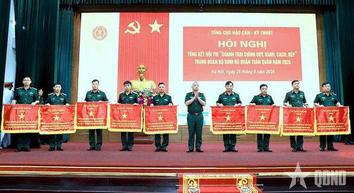 Thượng tướng Nguyễn Quang Ngọc trao Cờ của Bộ Quốc phòng tặng 9 tập thể có thành tích xuất sắc trong tham gia hội thi. 