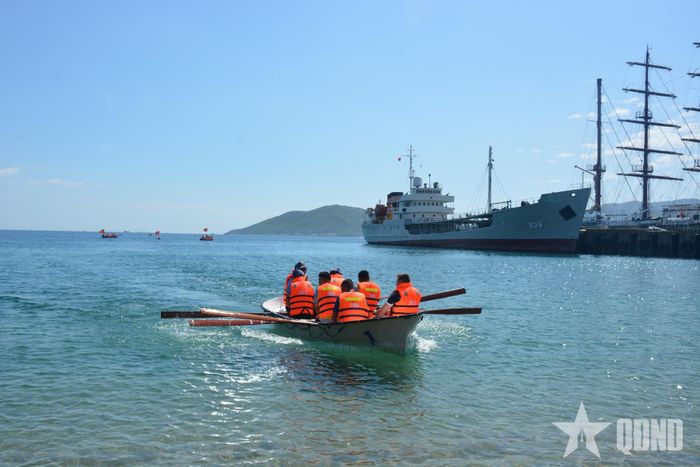  Tham gia nội dung chèo xuồng, mỗi đội gồm 4 học viên quốc tế phối hợp cùng tổ hỗ trợ kỹ thuật gồm 3 cán bộ, thủy thủ.