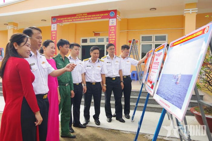  Đại biểu tham quan triển lãm ảnh do Lữ đoàn 125, Vùng 2 Hải quân thực hiện.  