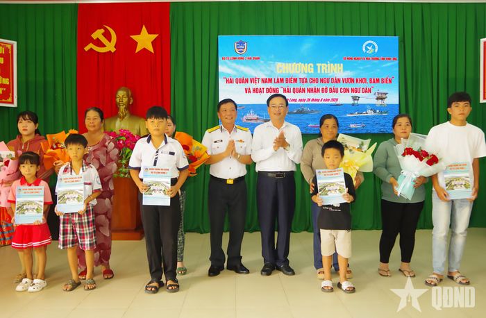 Trao quyết định đỡ đầu 5 cháu là con ngư dân có hoàn cảnh mồ côi, khó khăn.  