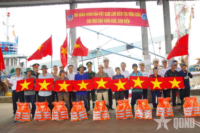 Trao quà tặng bà con ngư dân tại cảng cá Ba Tri, xã Tân Thủy.