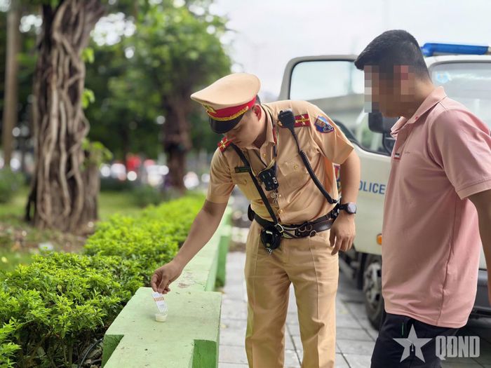 Cảnh sát kiểm tra nồng độ cồn, test nhanh ma tuý đối với các lái xe.