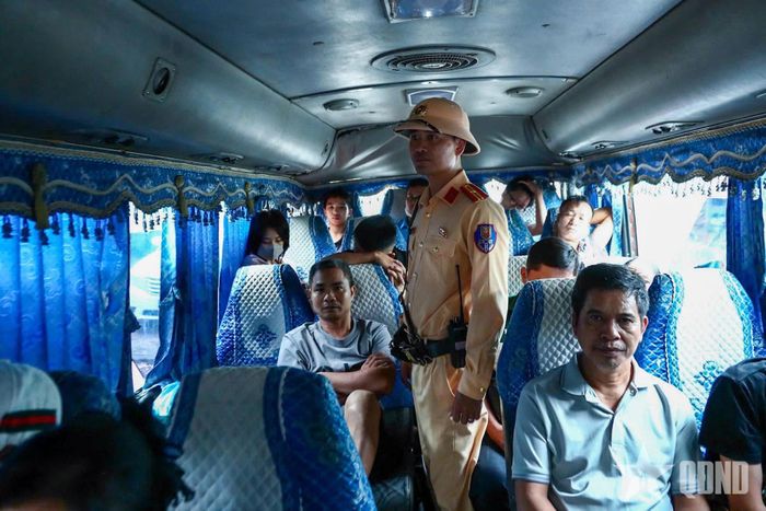  CSGT tập trung kiểm tra đối với phương tiện kinh doanh vận tải hành khách và hàng hóa.  
