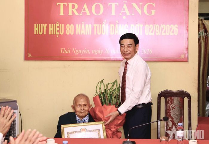Thay mặt lãnh đạo Đảng, Nhà nước, Đại tướng Phan Văn Giang trao Huy hiệu 80 năm tuổi Đảng tặng đồng chí Phạm Đình Lưỡng.