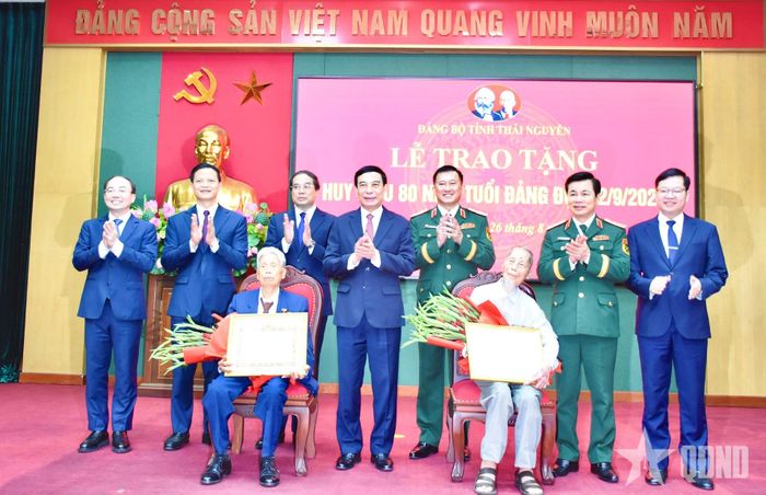 Thay mặt lãnh đạo Đảng, Nhà nước, Đại tướng Phan Văn Giang trao Huy hiệu 80 năm tuổi Đảng tặng đồng chí Nguyễn Quang Thẩm (người ngồi bên trái) và đồng chí Nguyễn Đình Lưu (người ngồi bên phải) tại Hội trường Tỉnh ủy Thái Nguyên. 