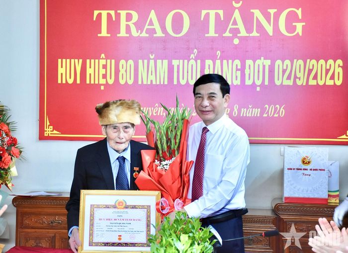 Đại tướng Phan Văn Giang trao Huy hiệu 80 năm tuổi Đảng tặng đồng chí Nguyễn Quang Nam. 