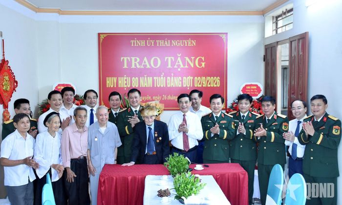 Các đại biểu cùng gia đình đồng chí Nguyễn Quang Nam.