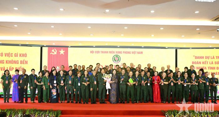 Đồng chí Nguyễn Thị Hồng, Ủy viên Trung ương Đảng, Phó chủ tịch Quốc hội tặng hoa chúc mừng Ban Chấp hành Hội Cựu TNXP Việt Nam khóa V, nhiệm kỳ 2026-2031.