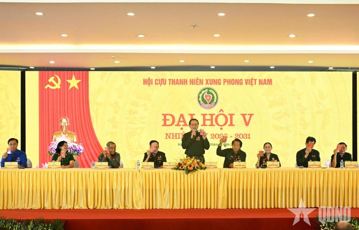 Đại biểu biểu quyết thông qua các nội dung đại hội.