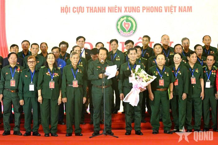 Đồng chí Thân Đức Nam (hàng trước, thứ 5, từ trái sang) trúng cử Chủ tịch Hội Cựu thanh niên xung phong Việt Nam khóa V, nhiệm kỳ 2026-2031 phát biểu trước đại hội.