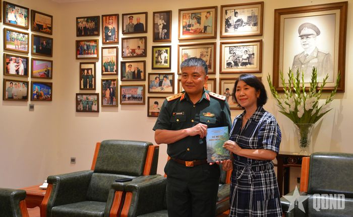 Thượng tướng Nguyễn Văn Hiền thăm Nhà lưu niệm Thượng tướng Nguyễn Chí Vịnh. 