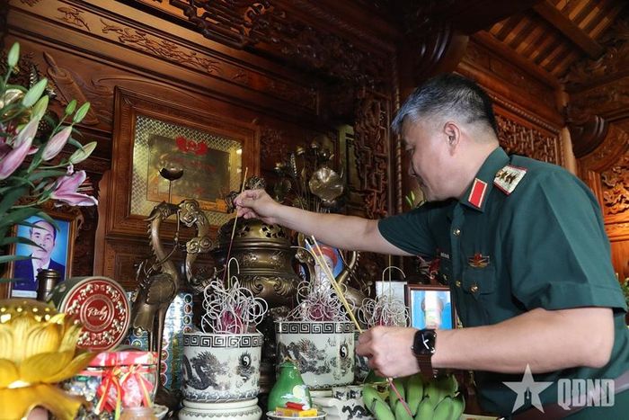 Thượng tướng Nguyễn Văn Hiền dâng hương tri ân, tưởng nhớ Đại tướng Phùng Quang Thanh. 