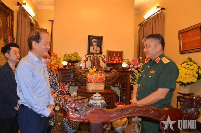  Thượng tướng Nguyễn Văn Hiền dâng hương tưởng nhớ và trò chuyện với thân nhân gia đình Đại tướng Võ Nguyên Giáp.  
