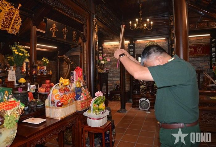 Thượng tướng Nguyễn Văn Hiền dâng hương tưởng nhớ Đại tướng Nguyễn Chí Thanh.  