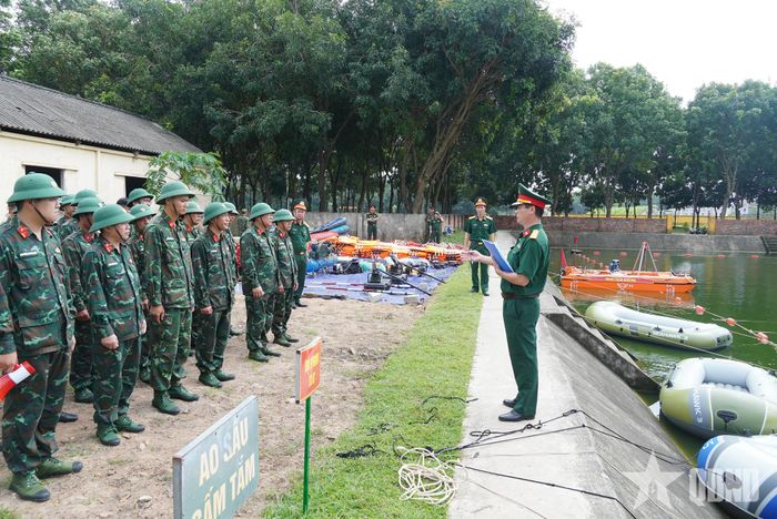  Đoàn dành nhiều thời gian cho công tác kiểm tra, đánh giá nội dung dò tìm dưới nước.