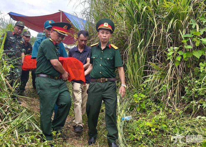  Cán bộ, chiến sĩ Đội Tìm kiếm, quy tập hài cốt liệt sĩ, Bộ CHQS tỉnh Tuyên Quang đưa hài cốt liệt sĩ về nhà quàn của đơn vị.