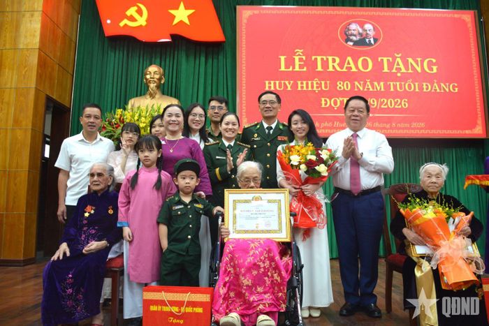 Đại tướng Nguyễn Trọng Nghĩa trao Huy hiệu 80 năm tuổi Đảng tặng các đảng viên tại Thành ủy Huế.