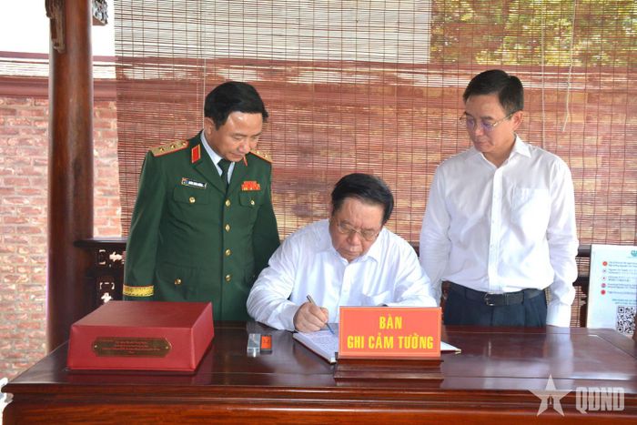 Đại tướng Nguyễn Trọng Nghĩa ghi cảm tưởng vào sổ lưu niệm tại Bảo tàng Đại tướng Nguyễn Chí Thanh.