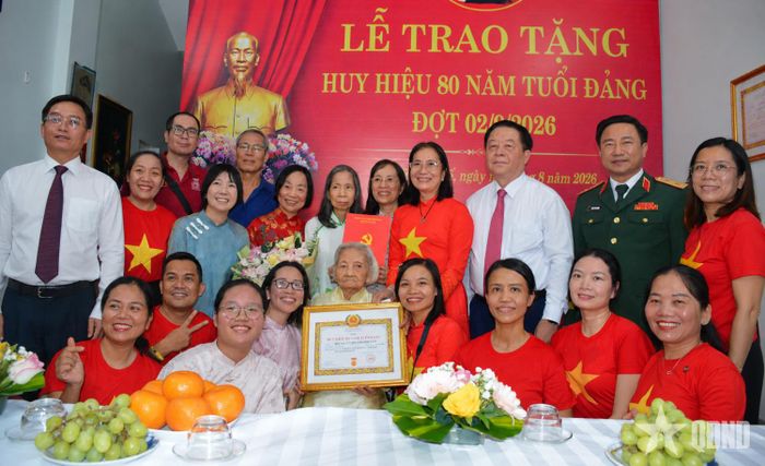 Đại tướng Nguyễn Trọng Nghĩa trao Huy hiệu 80 năm tuổi Đảng tặng đồng chí Đỗ Thị Lý (phường Thuận Hóa, TP Huế).