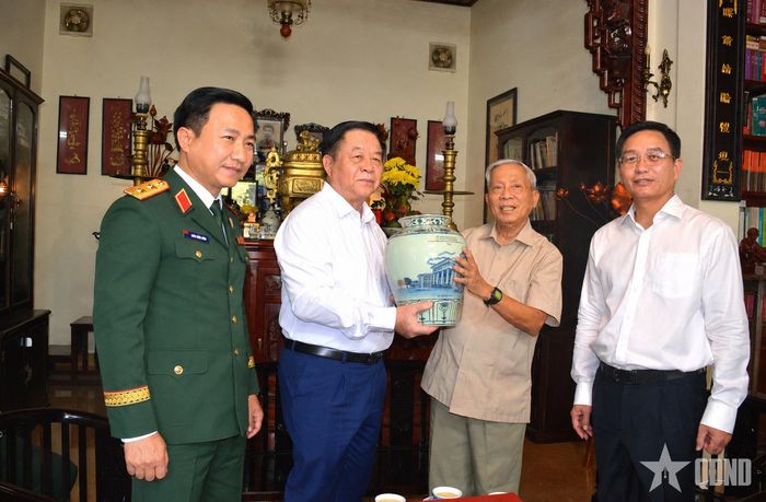 Đại tướng Nguyễn Trọng Nghĩa và đoàn công tác đến thăm, trao quà tặng đồng chí Nguyễn Khoa Điềm.