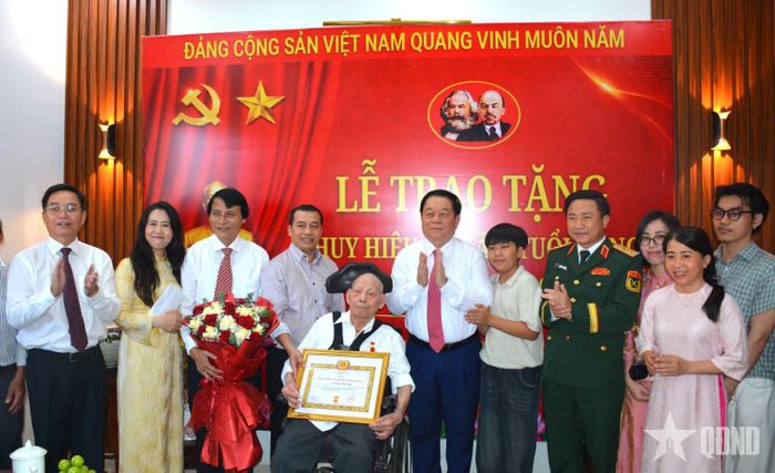 Đại tướng Nguyễn Trọng Nghĩa trao Huy hiệu 80 năm tuổi Đảng tặng đồng chí Nguyễn Hữu Dễ (phường An Cựu, TP Huế).