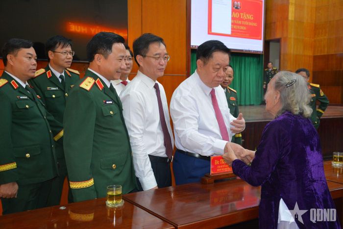 Đại tướng Nguyễn Trọng Nghĩa trò chuyện, thăm hỏi các đảng viên lão thành tại buổi trao tặng Huy hiệu 80 năm tuổi Đảng.