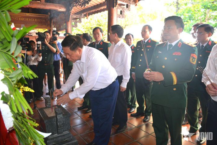 Đại tướng Nguyễn Trọng Nghĩa và đoàn công tác dâng hương tưởng niệm Đại tướng Nguyễn Chí Thanh.