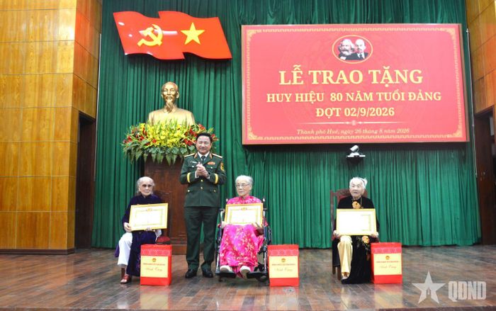 Trung tướng Đoàn Xuân Bường trao quà tặng các đảng viên lão thành.