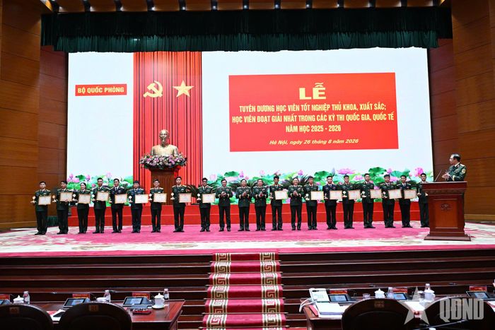Đại tướng Nguyễn Tân Cương, thủ trưởng Bộ Tổng Tham mưu, thủ trưởng Tổng cục Chính trị chúc mừng các học viên tốt nghiệp thủ khoa. 