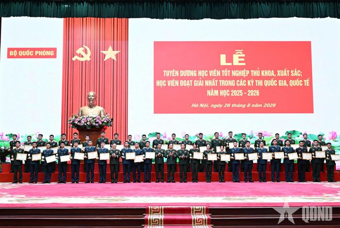 Đại tướng Nguyễn Tân Cương, thủ trưởng Bộ Tổng Tham mưu, thủ trưởng Tổng cục Chính trị chúc mừng các học viên đoạt giải nhất các kỳ thi quốc gia, quốc tế. 