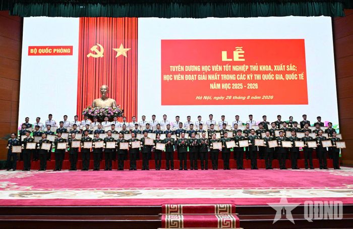 Đại tướng Nguyễn Tân Cương, thủ trưởng Bộ Tổng Tham mưu, thủ trưởng Tổng cục Chính trị chúc mừng các học viên tốt nghiệp xuất sắc. 
