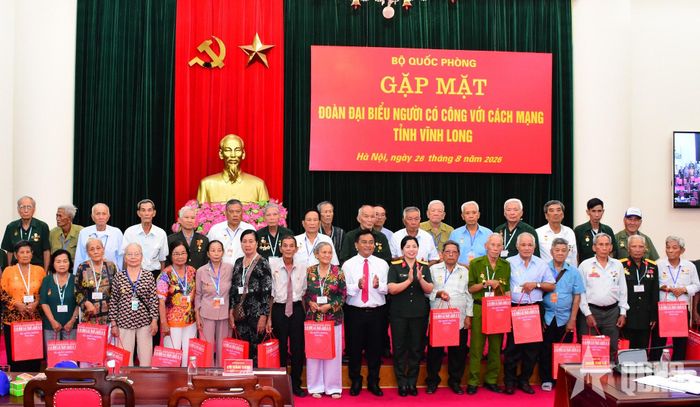 Trao quà của Bộ Quốc phòng tặng các đại biểu người có công với cách mạng tỉnh Vĩnh Long. 