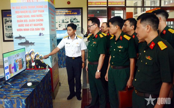  Các đại biểu lớp tập huấn tham quan mô hình, sáng kiến phục vụ học tập, huấn luyện của Lữ đoàn 170.