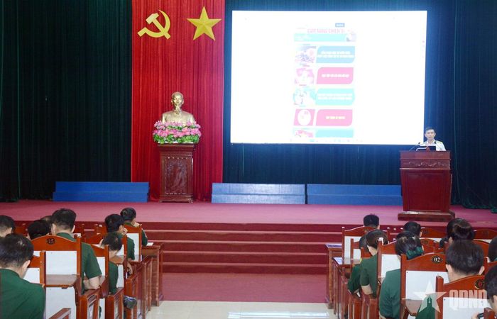  Cán bộ Lữ đoàn 170 giới thiệu ứng dụng, phần mềm với lớp tập huấn.