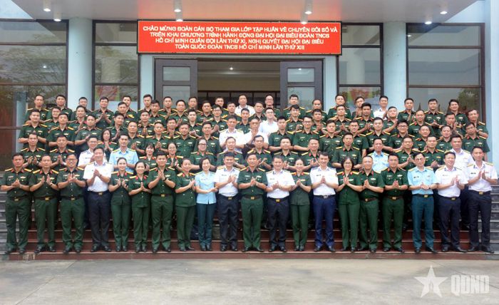  Đại biểu dự lớp tập huấn chụp ảnh lưu niệm cùng lãnh đạo, chỉ huy Lữ đoàn 170.