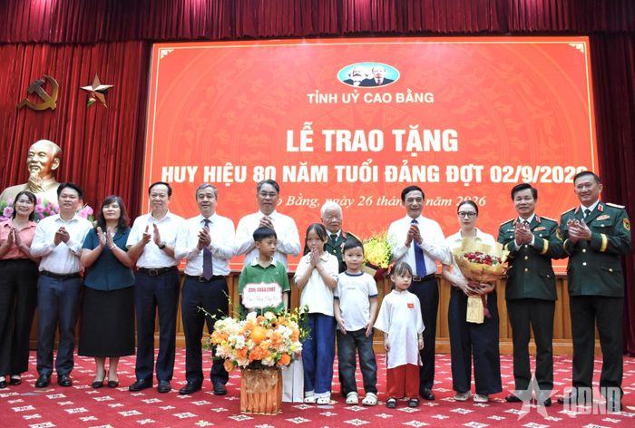 Các đại biểu cùng gia đình đồng chí Nguyễn Khánh Trung.