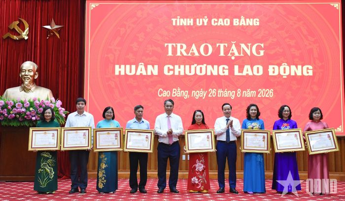 Các cá nhân nhận Huân chương Lao động tại buổi lễ.