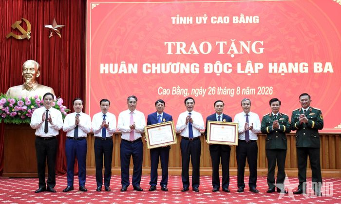 Thay mặt lãnh đạo Đảng, Nhà nước, Đại tướng Phan Văn Giang trao Huân chương Độc lập hạng Ba tặng 2 đồng chí nguyên cán bộ tỉnh Cao Bằng.