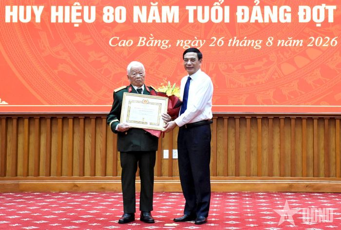 Thay mặt lãnh đạo Đảng, Nhà nước, Đại tướng Phan Văn Giang trao Huy hiệu 80 năm tuổi Đảng tặng đồng chí Nguyễn Khánh Trung thuộc Đảng bộ tỉnh Cao Bằng.  
