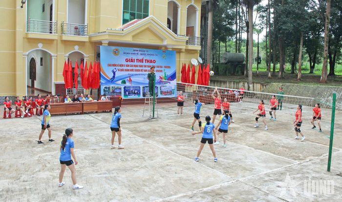 Đội bóng chuyền nữ Đoàn Kinh tế - Quốc phòng 74 và Đội bóng chuyền nữ xã Ia Chia thi đấu. 
