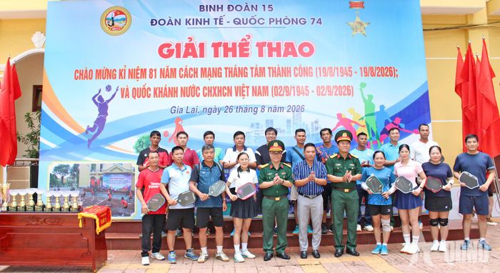 Các đại biểu chụp ảnh với vận động viên Pickleball của Đoàn Kinh tế - Quốc phòng 74. 