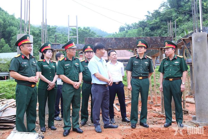  Đoàn kiểm tra, nắm tình hình xây dựng công trình dân sinh tại xã Yên Nhân, tỉnh Thanh Hóa.