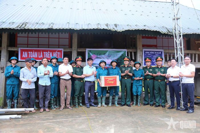 Đoàn công tác tặng quà các lực lượng tham gia xây dựng công trình dân sinh tại xã Yên Nhân, tỉnh Thanh Hóa. 