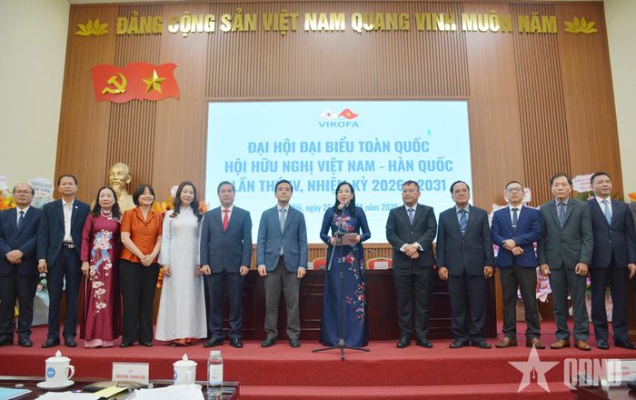  Bà Nguyễn Thanh Hải thay mặt cho tập thể Ban Chấp hành Hội Hữu nghị Việt Nam - Hàn Quốc khóa IV phát biểu tại Đại hội. 