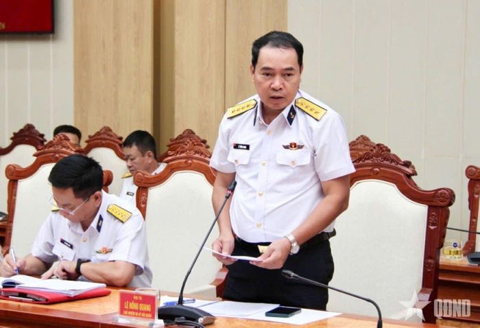  Đại tá Lê Hồng Quang, Chủ nhiệm HC-KT Quân chủng Hải quân phát biểu tại hội nghị.  