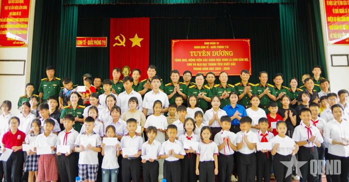 Các cháu học sinh là con cán bộ, công nhân viên, người lao động của Đoàn Kinh tế-Quốc phòng 719 chụp hình lưu niệm tại lễ tuyên dương.